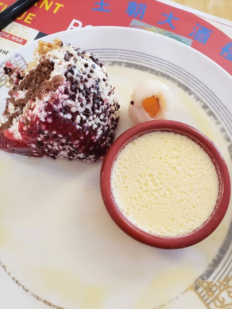 Creme Vanille Et Gâteau Au Chocolat Et Mousse de Fruits